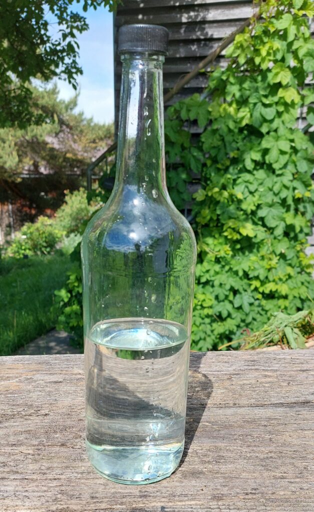 Pollenallergie & Heuschnupfen – natürliche Unterstützung in der Pollenzeit 5 Flasche befüllt mit dem Wasser welches 24 Stunden im freien